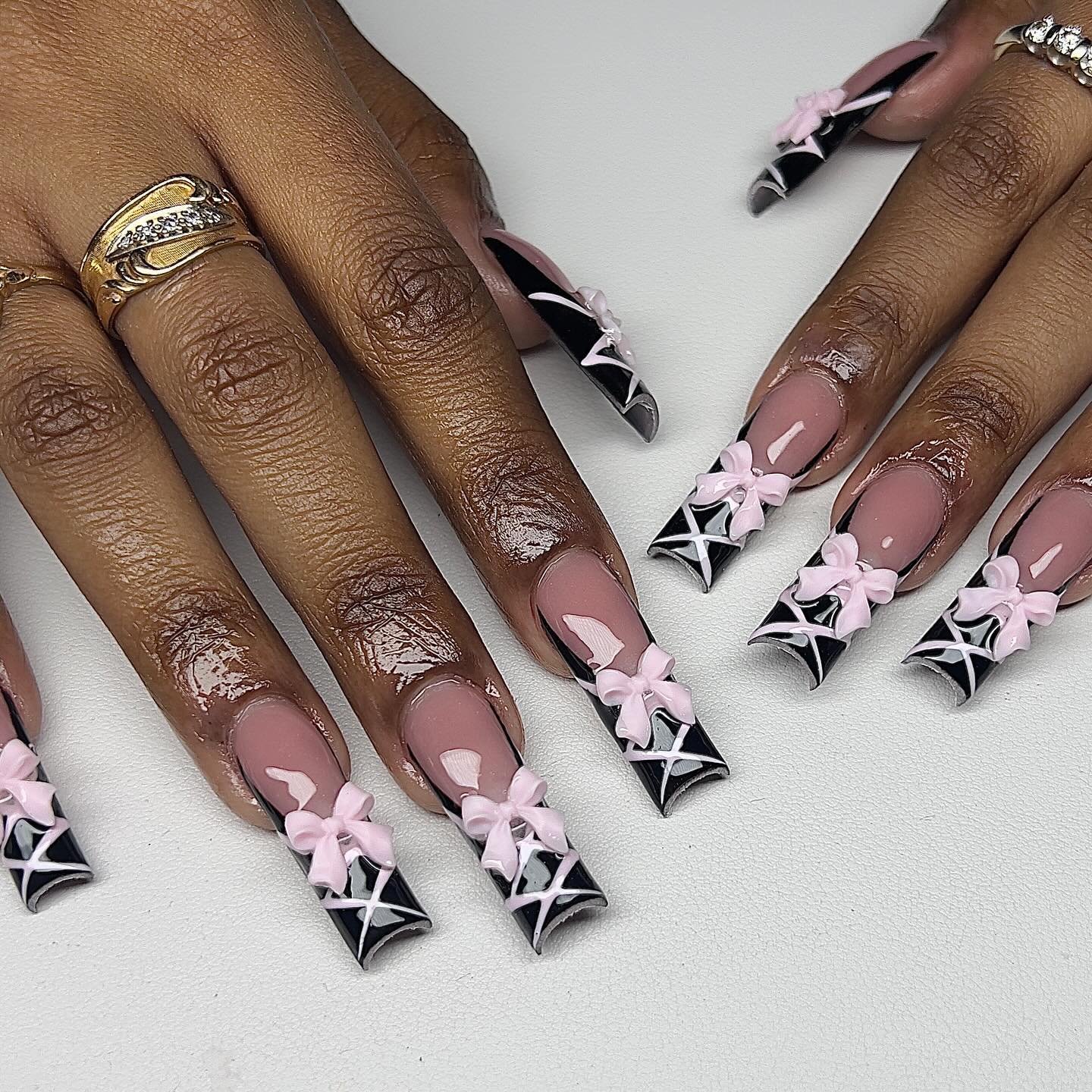 Gothic - Chic Pink & Black Nail Art: Unleash Your Edgy Elegance